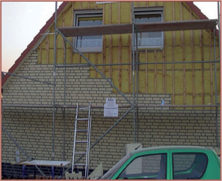 Mont&aacute;ž ro&scaron;tu z vertik&aacute;ln&iacute;ch a horizont&aacute;ln&iacute;ch lat&iacute; před instalac&iacute; tepelně izolačn&iacute; vrstvy fas&aacute;dy